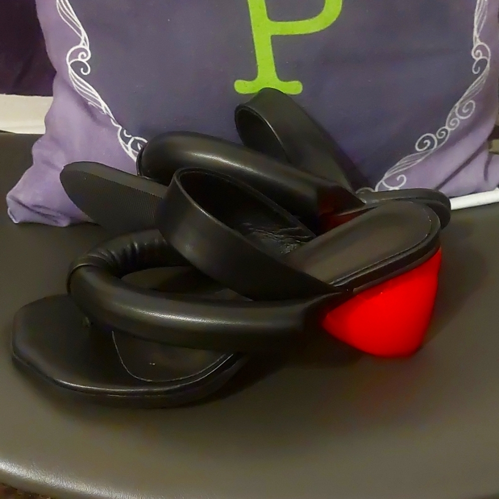 BNWOB Black thong sandals size 7.5